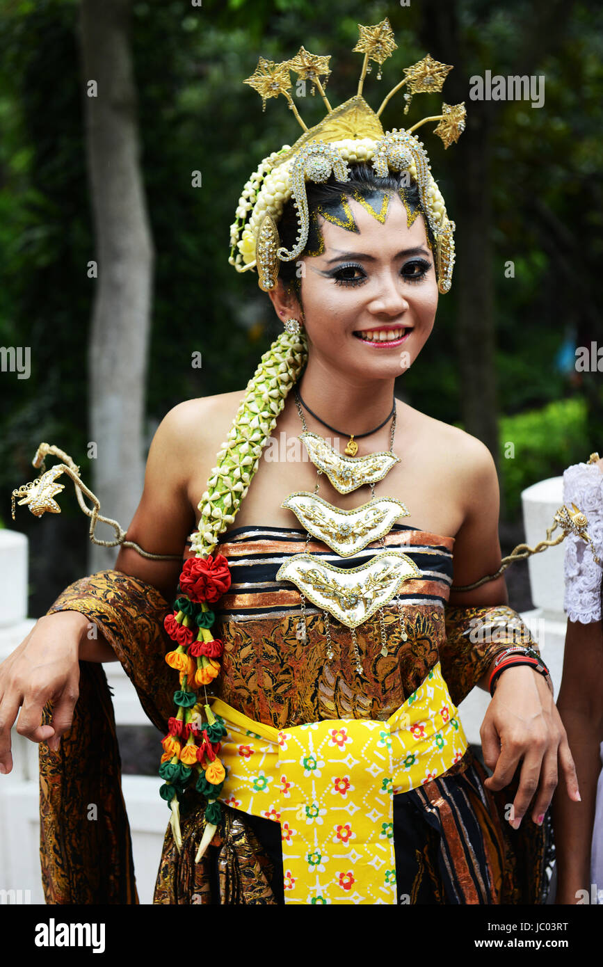  Indonesian  dancers wearing traditional  clothing  Stock 