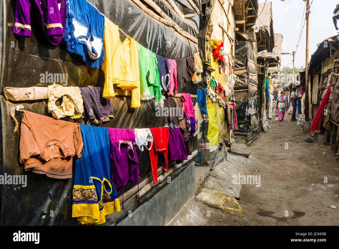 Laundry is put to dry between slum dwellings in Topsia slum Stock Photo