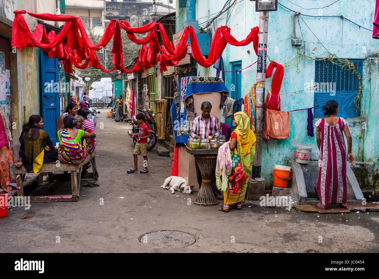 Many people between houses and laundry to dry in the suburb Kumartuli Stock Photo