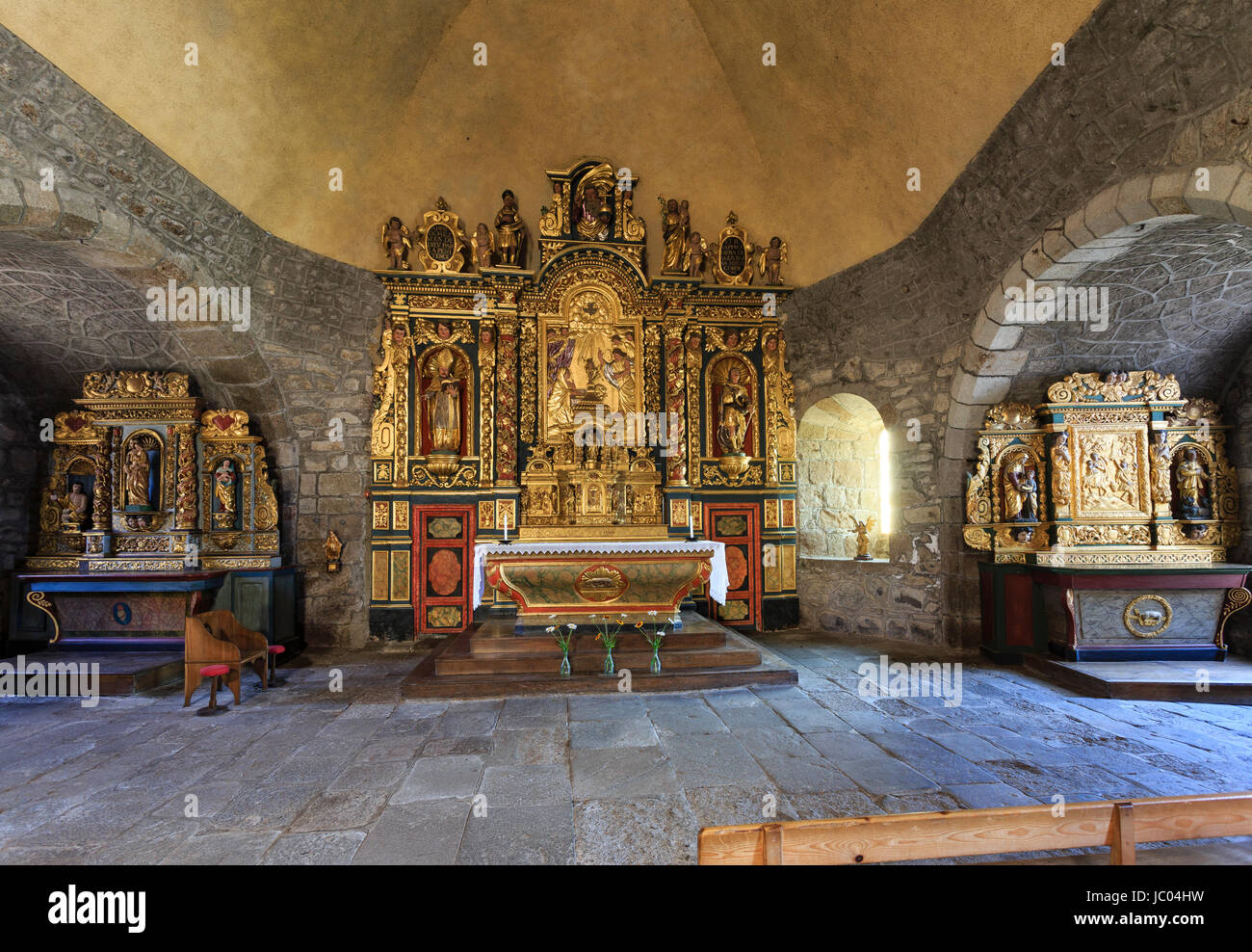 France, Cantal (15), Parc naturel régional des volcans d'Auvergne, Apchon, église Saint-Blaise, retables en bois de chêne sculptés, peints et dorés (f Stock Photo