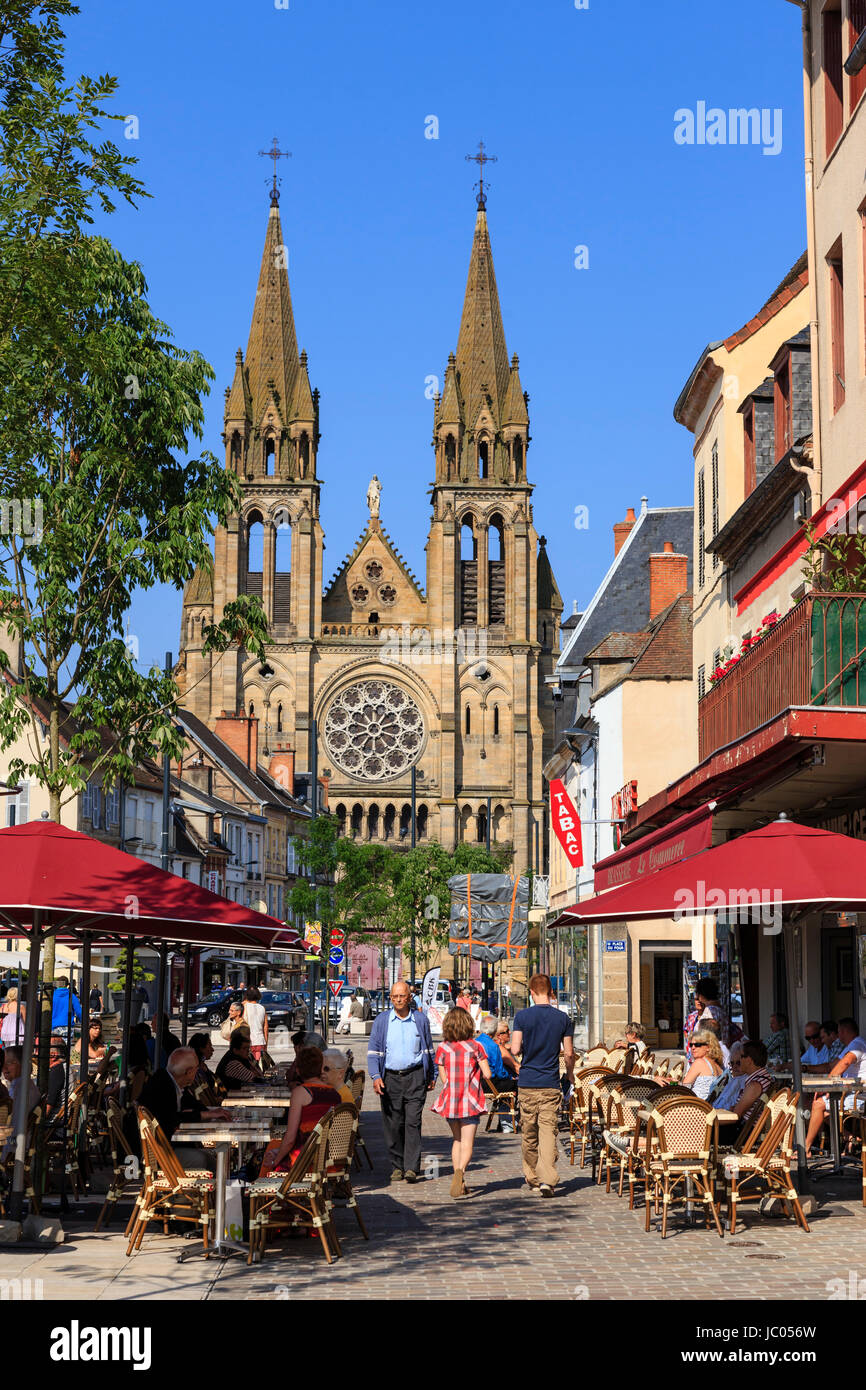 France, Allier (03), Moulins, la place d'Allier un jour de marché et l'église du Sacré-Coeur // France, Allier, Moulins, Allier Square a market day an Stock Photo