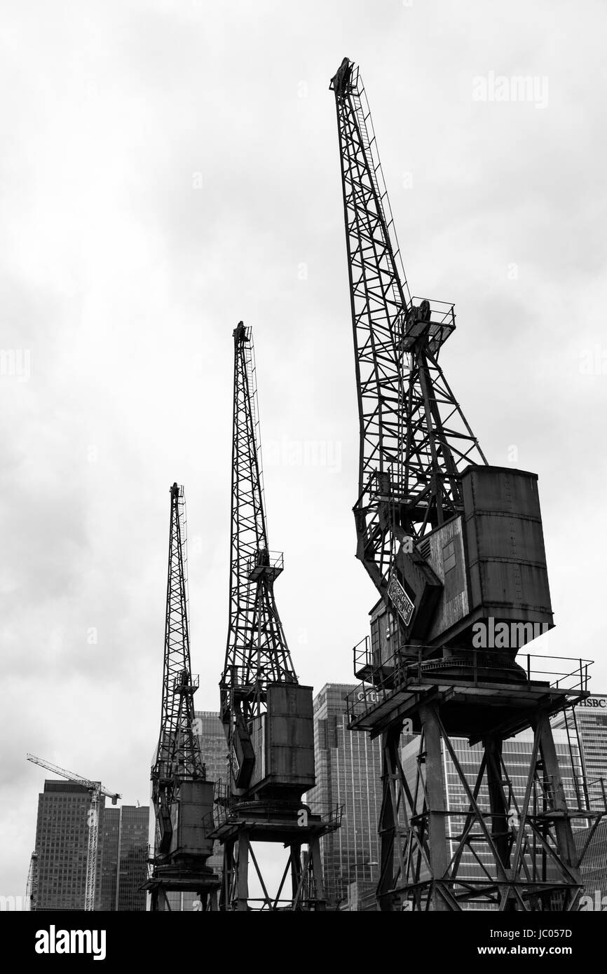Quay cranes hi-res stock photography and images - Alamy