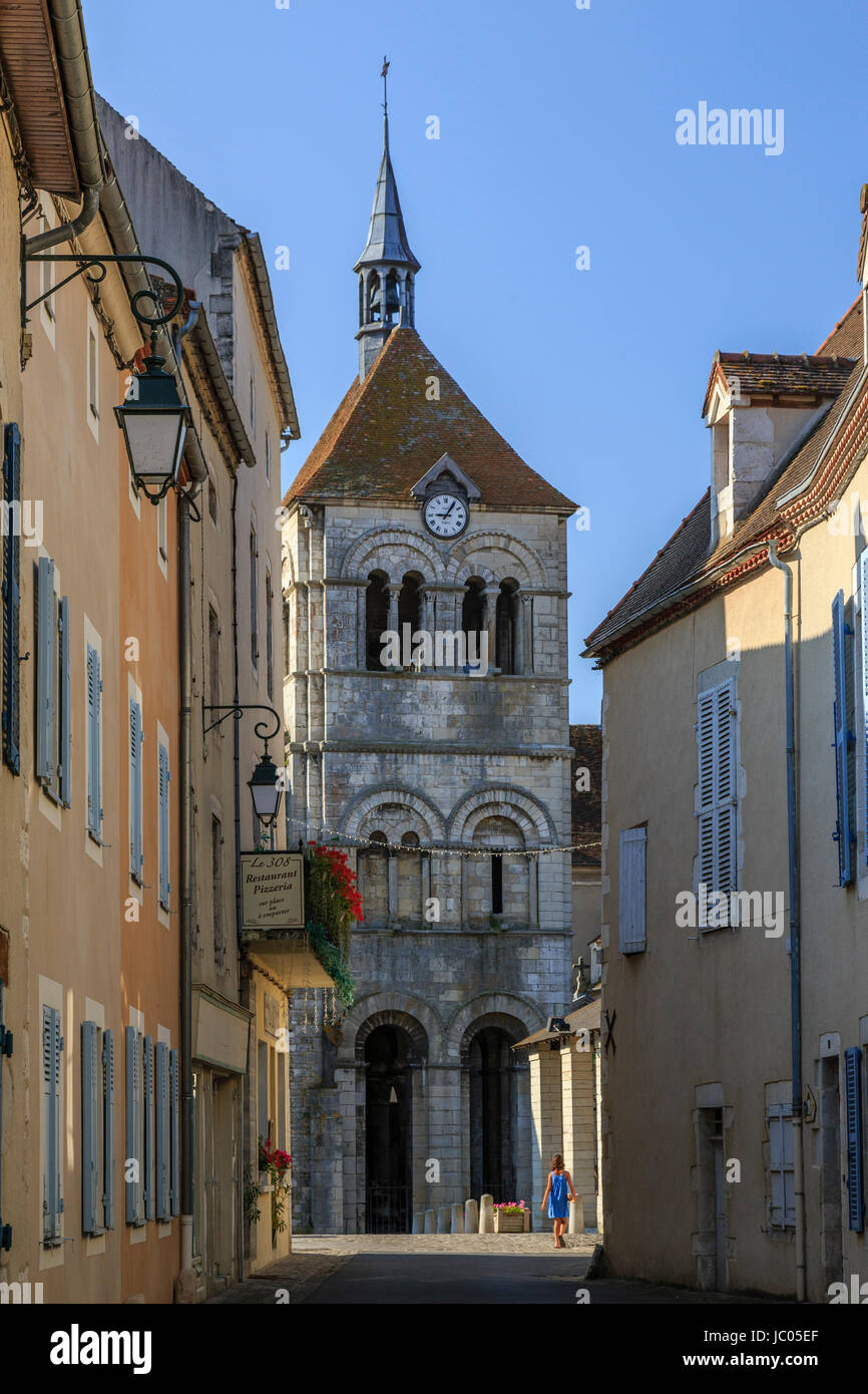France, Allier (03), Ébreuil, la rue de la Porte-Charrat et le clocher-porche // France, Allier, Ebreuil, Saint Leger d'Ebreuil church from Porte Char Stock Photo