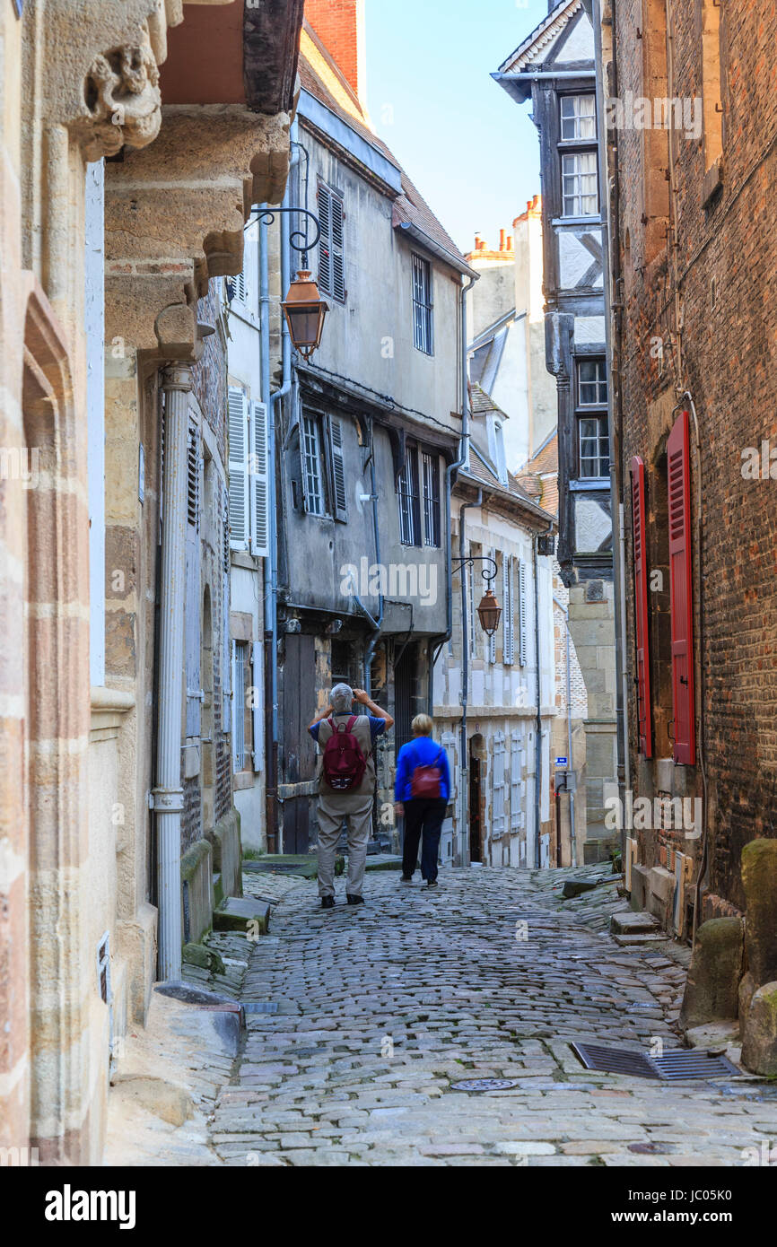 France, Allier (03), Moulins, ruelle médiévale, rue des Orfèvres // France, Allier, Moulins, medieval street Stock Photo