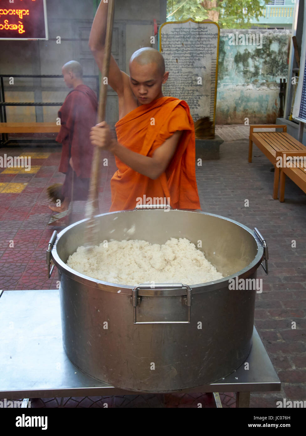 https://c8.alamy.com/comp/JC076H/a-monk-stirring-a-big-pot-of-rice-in-a-monastery-JC076H.jpg