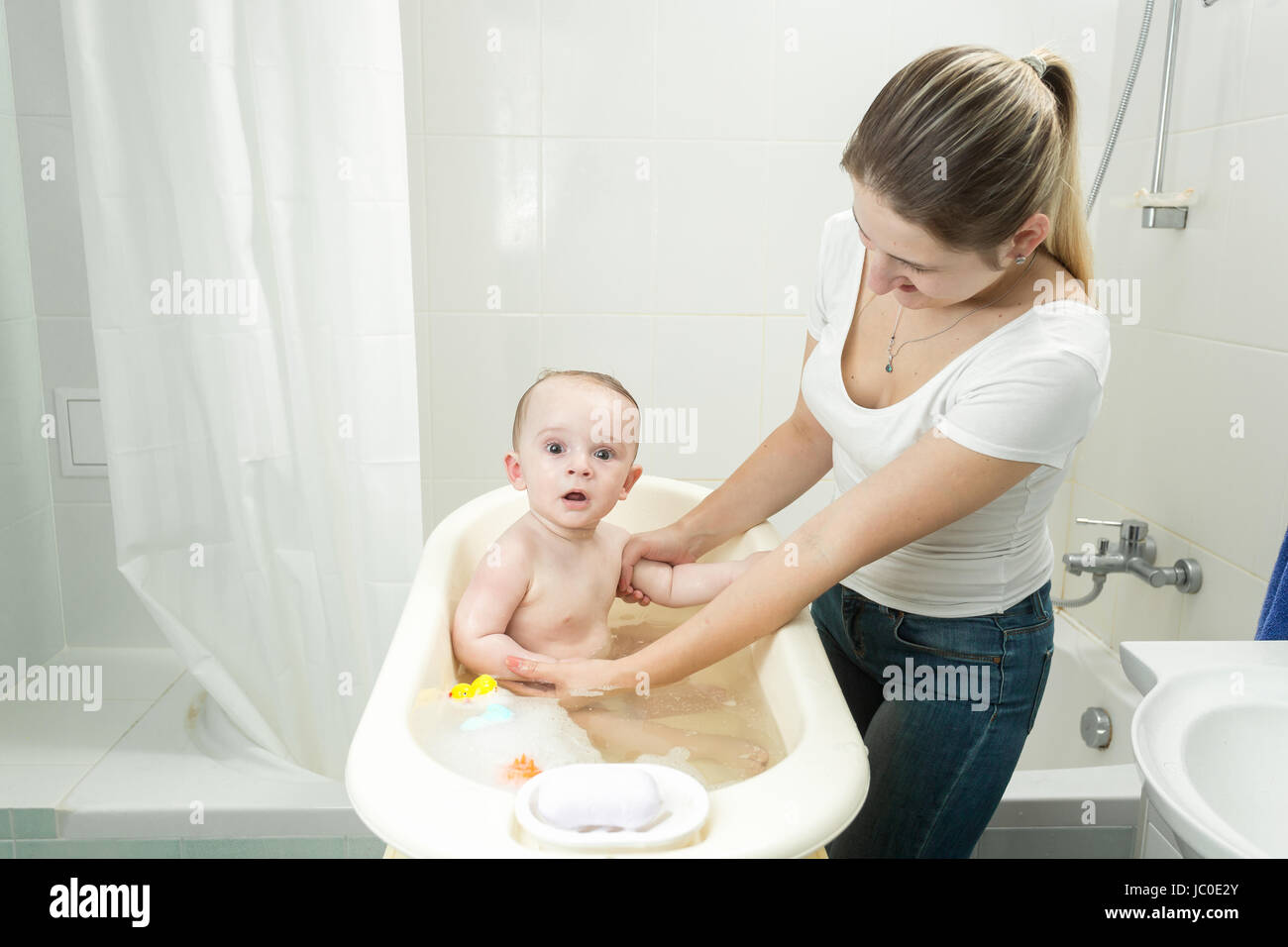 Мама купает ребенка. Как мама моет ребенка. Девочки с мамой в ванной. Мама купается с детьми в ванной. Ребенок умывается.