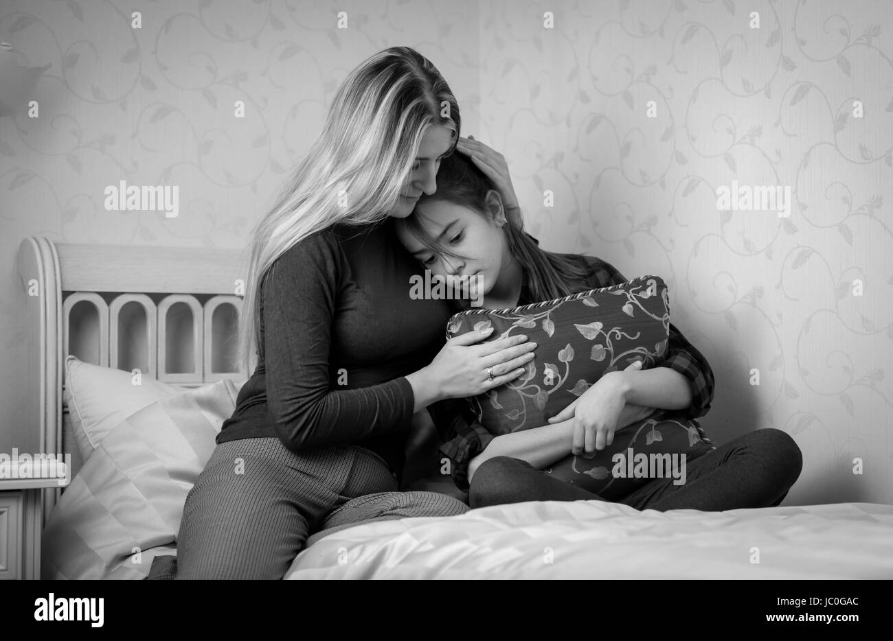 Молодая мама в постели. Мама и взрослая дочка. Мама обнимает подростка. Молодые мамы. Мама с дочкой на кровати.