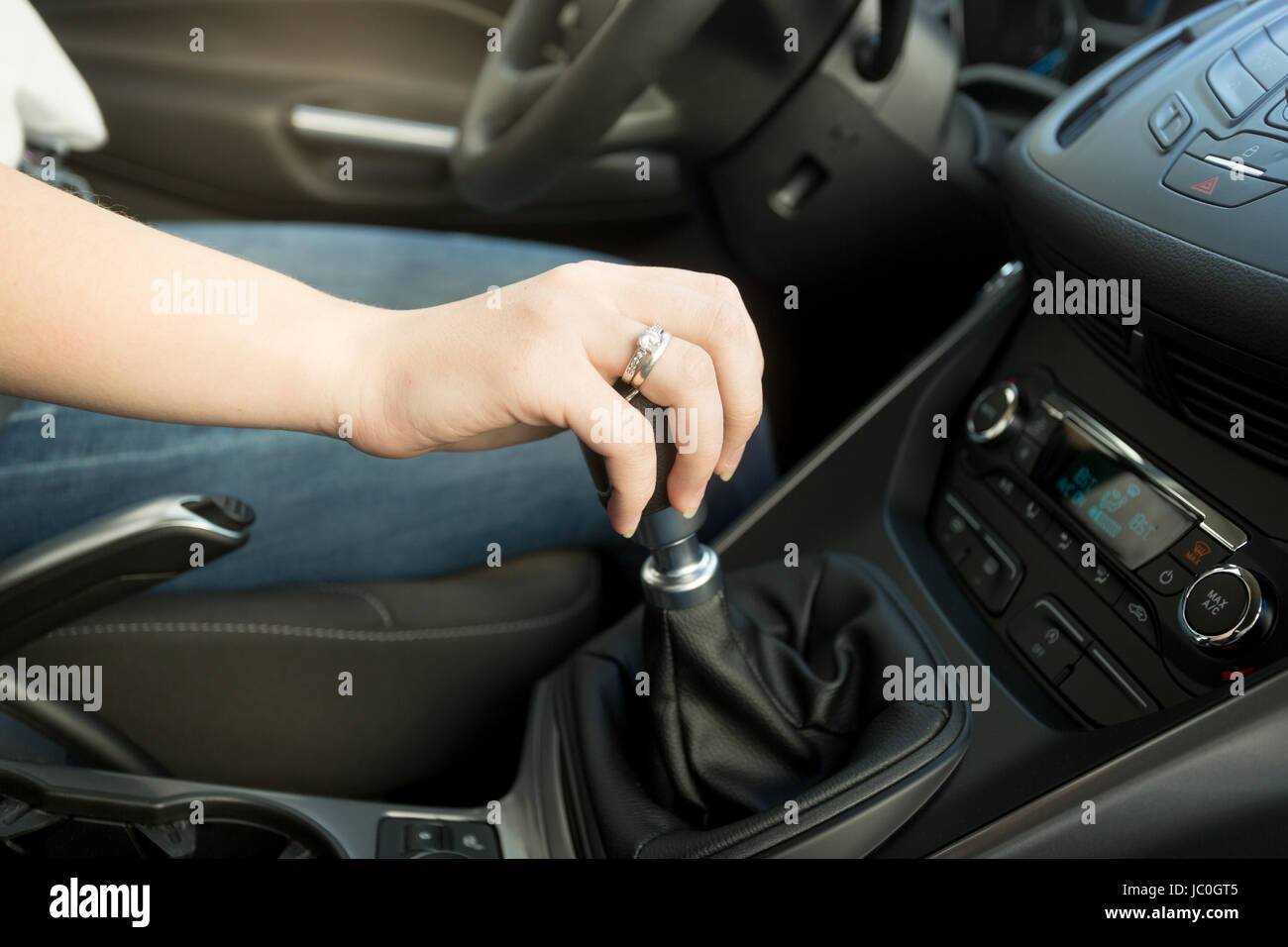 mulher motorista stick shift transmissão uma engrenagem do carro, volante  controlando a mão durante o movimento do veículo [download] - Designi
