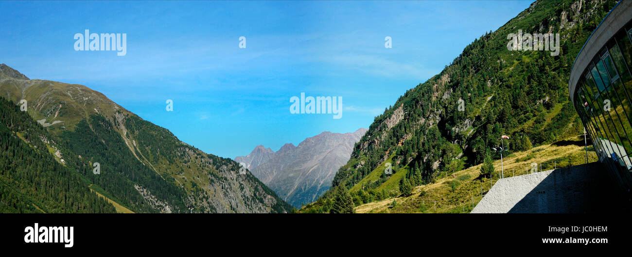 Panorama am Ende des Stubaitals in Tirol, Oesterreich; steile Felsen ...