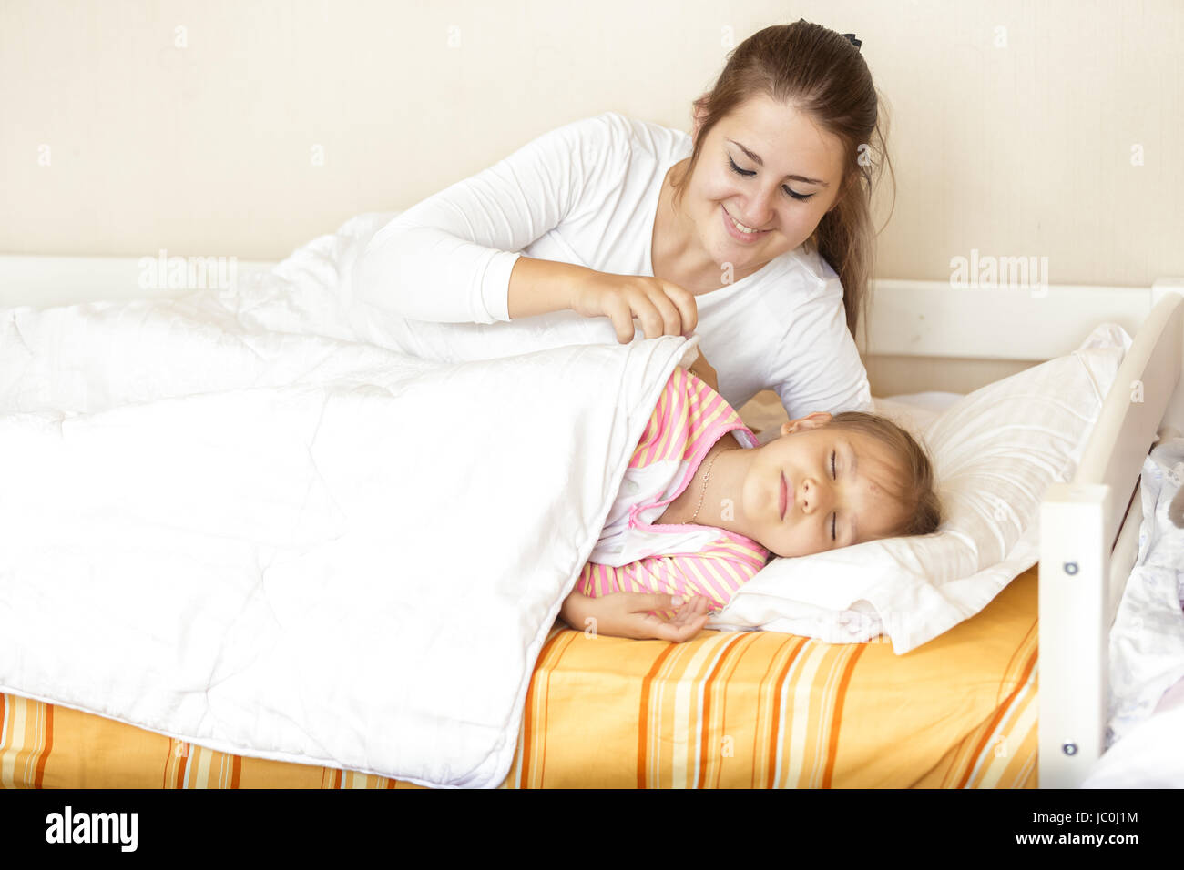 женщина укладывает ребенка. девушка в пледе. мама ангел и малыш. мама хватит укрывать меня одеялом. и чего теплее нет чем покрывало,которым мамам укрывала.