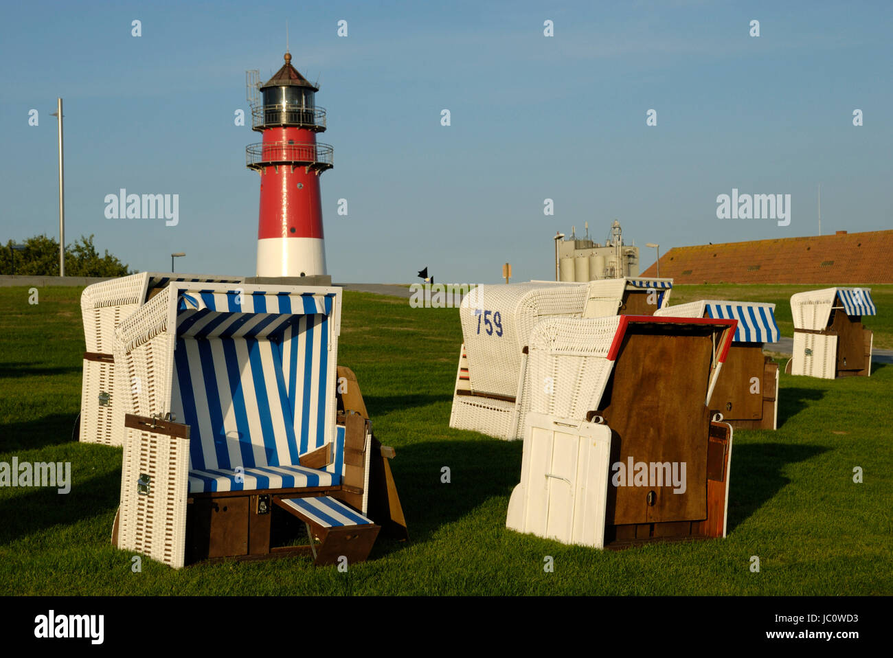 Strandkörbe vor dem Leuchtturm Büsum, Schleswig-Holstein, Deutschland ...
