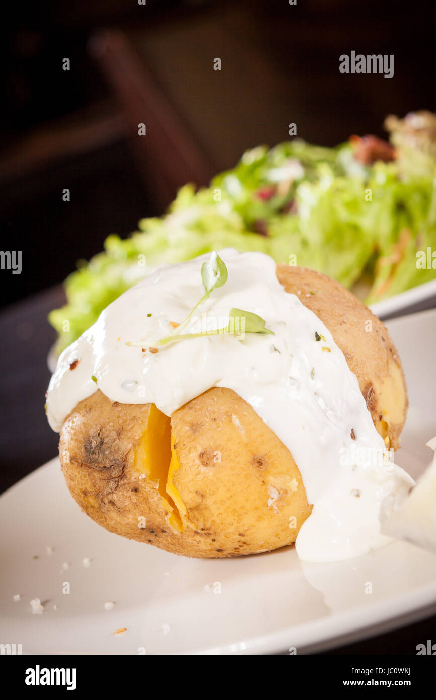 frische folien kartoffel aus dem ofen mit kräuter quark sour cream und ...