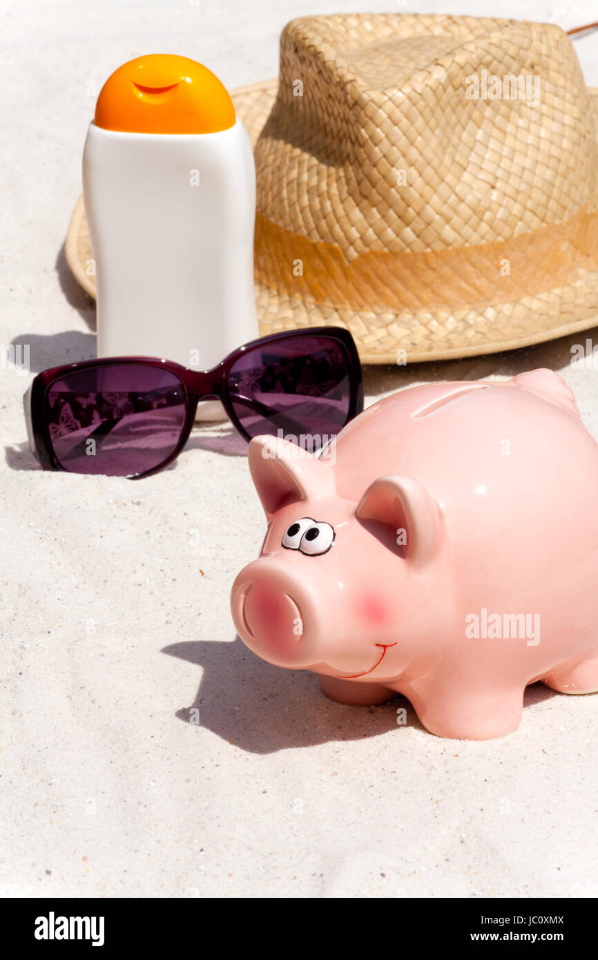 Sparschwein und Strand Accessoires, sparen für den Urlaub Stock Photo