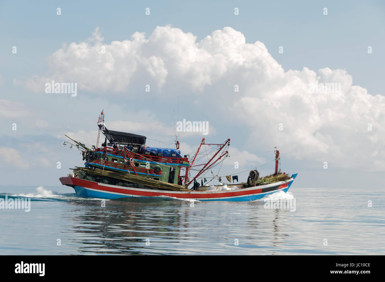 Fischerboot  auf dem Meer in voller Fahrt, Suedchinesisches Meer. Stock Photo