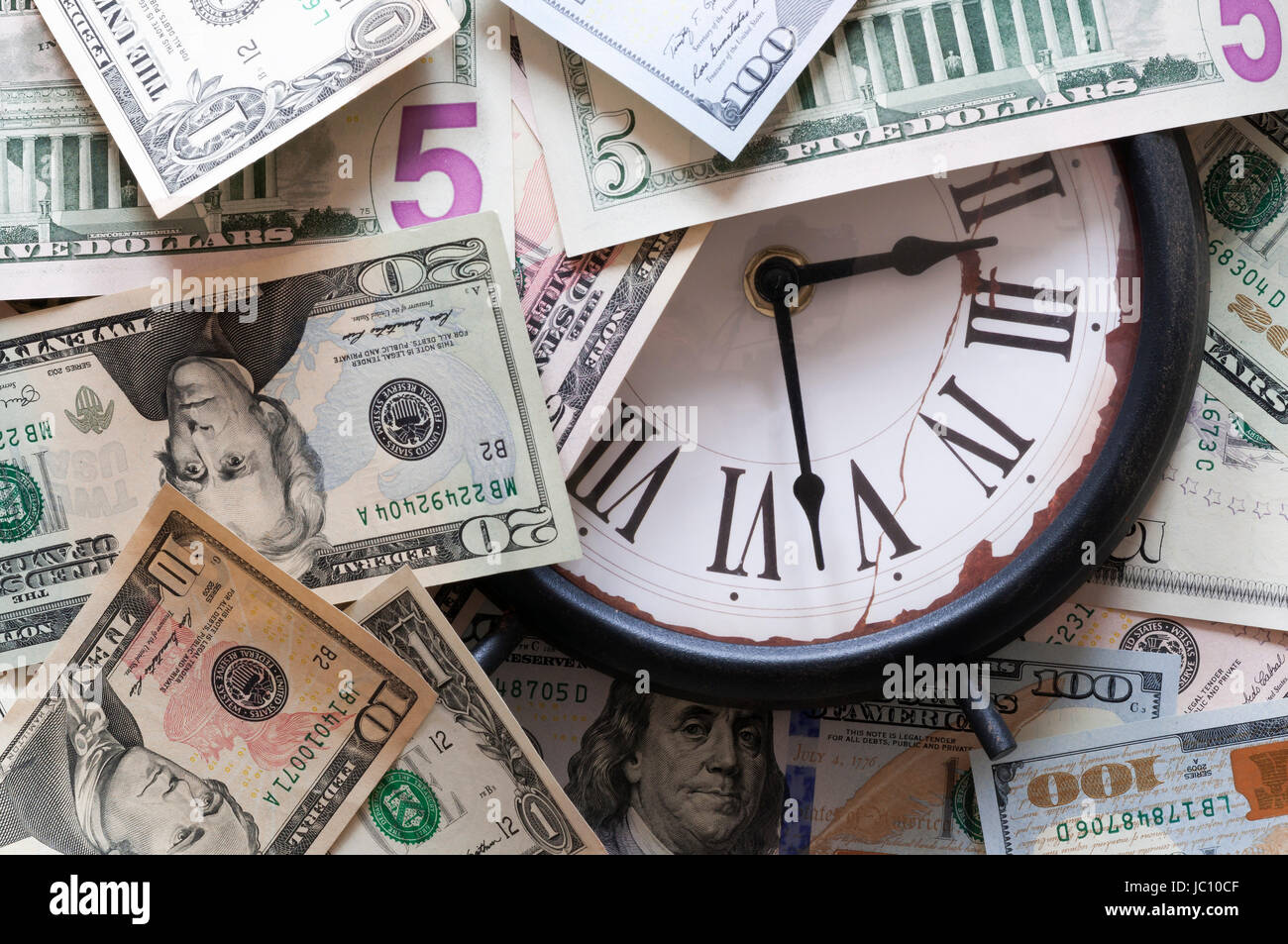 Abstrakter Hintergrund aus U.S.-Dollar und einer Uhr. Stock Photo