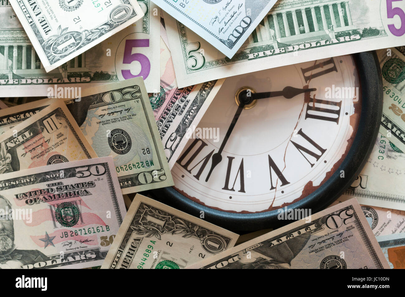 Abstrakter Hintergrund aus U.S.-Dollar und einer Uhr. Stock Photo