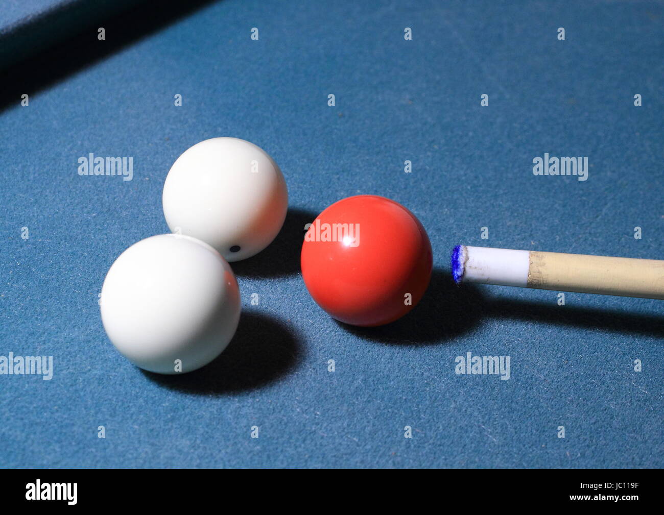 Carambole balls and cue near rail Stock Photo Alamy