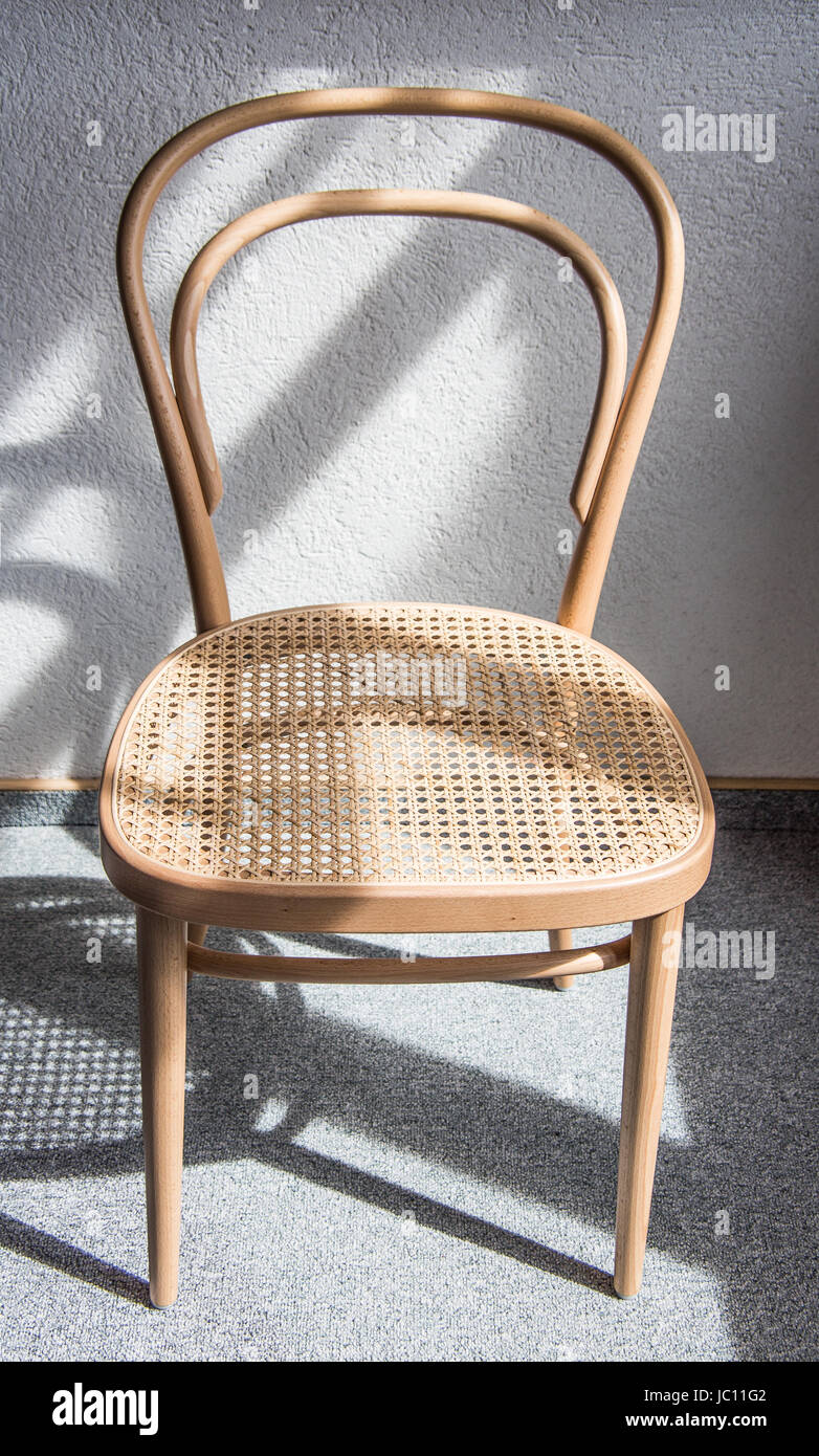 Thonet Stuhl aus Buchenholz und Flechtwerk Stock Photo