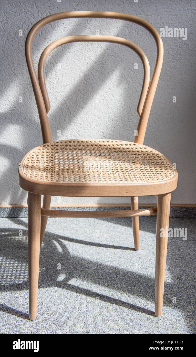 Thonet Stuhl aus Buchenholz und Flechtwerk Stock Photo