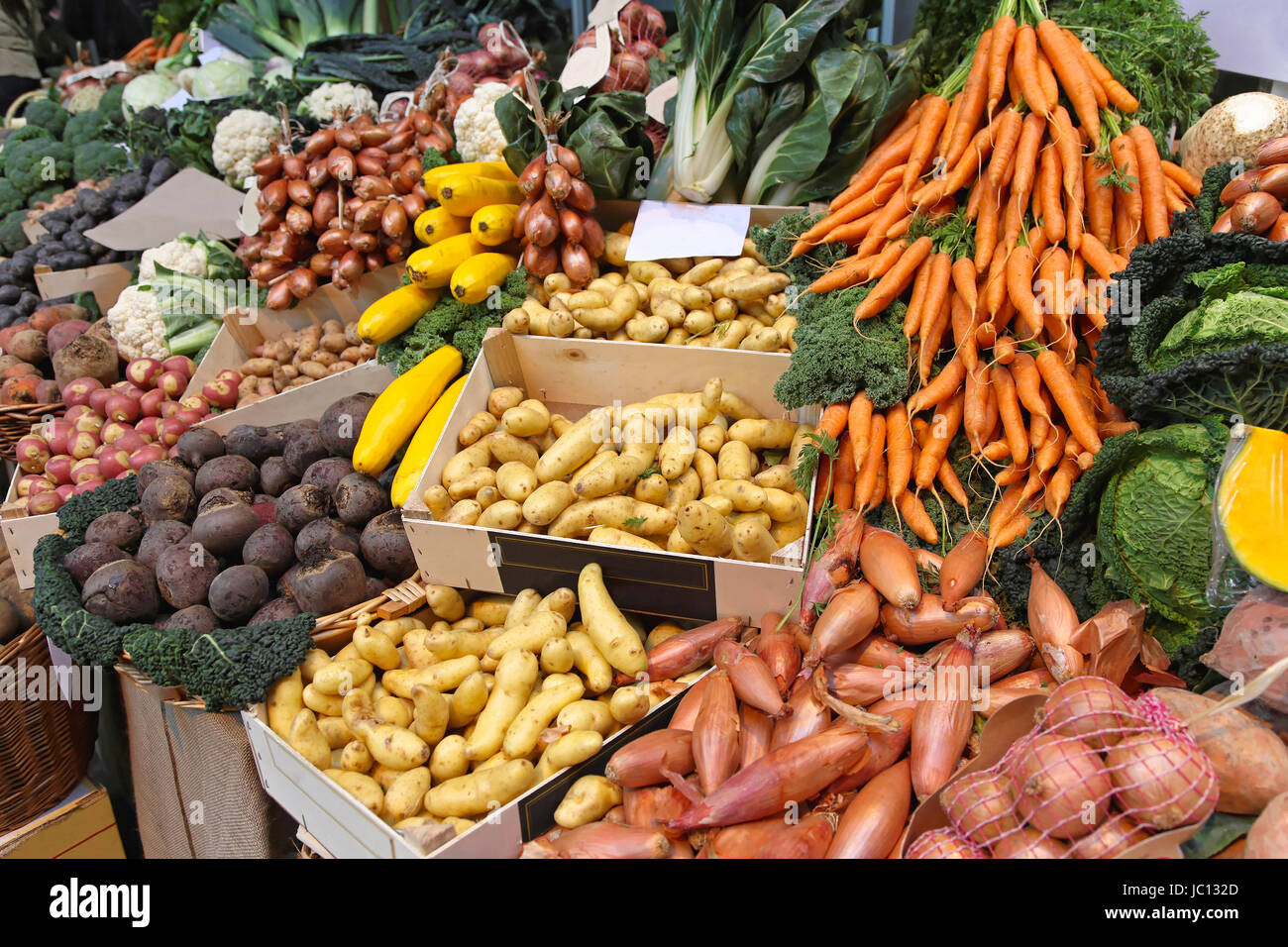 Farmers market stall with organic vegetables Stock Photo - Alamy