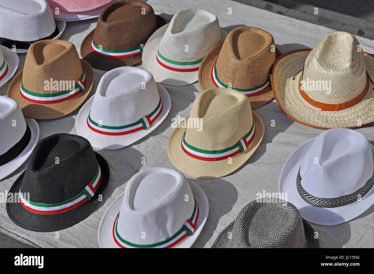 hut, hüte, italien, fahne, flagge, kopfbedeckung, marktstand Stock Photo