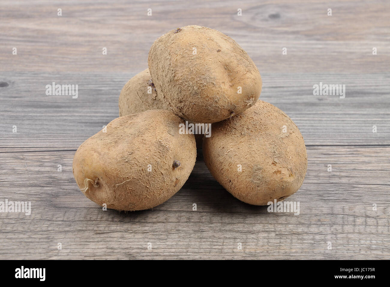 Kartoffeln auf Holz Stock Photo