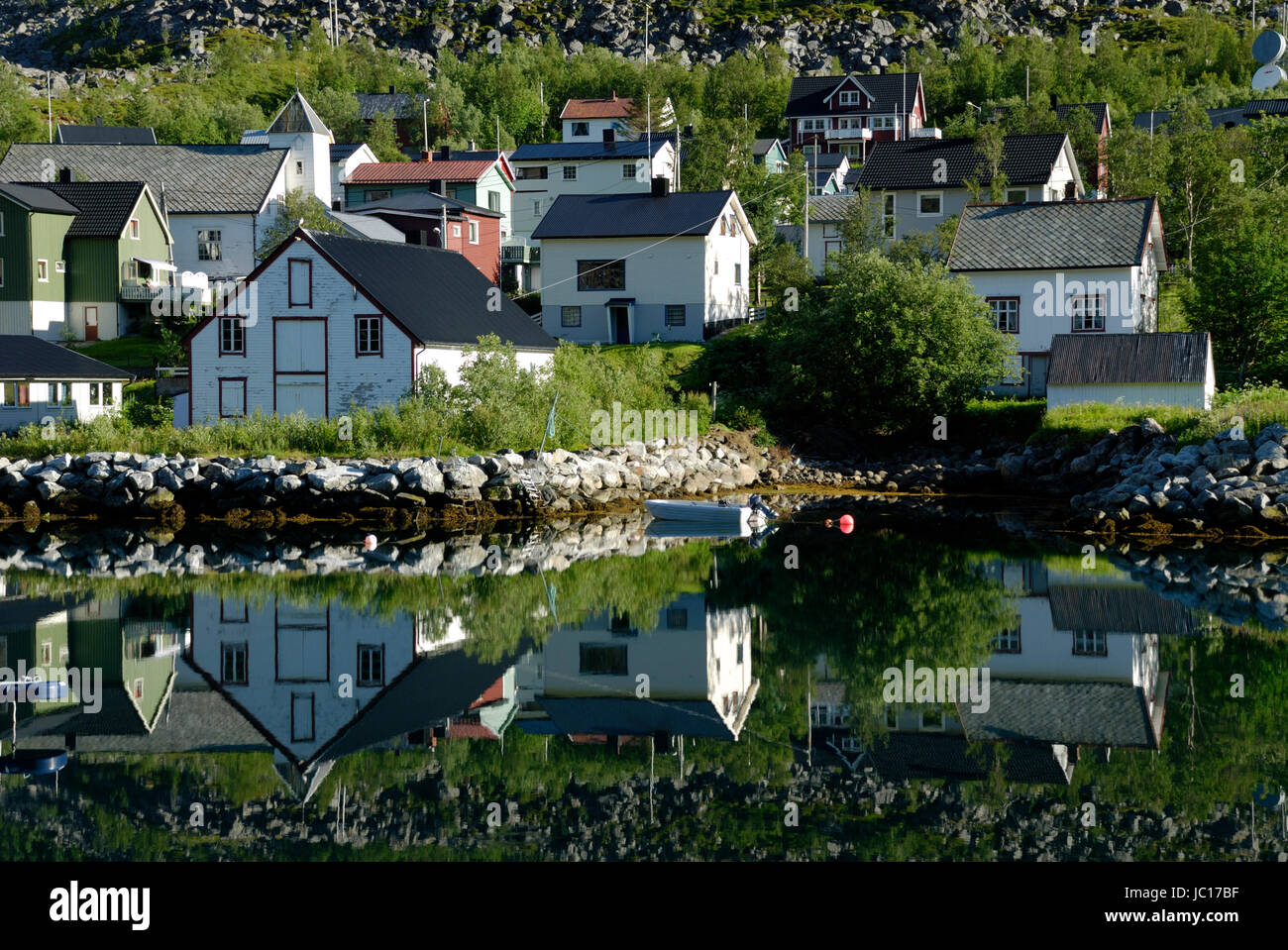 Wohnhäuser spiegeln sich im Gryllefjord, Senja, Troms, Norwegen Stock Photo
