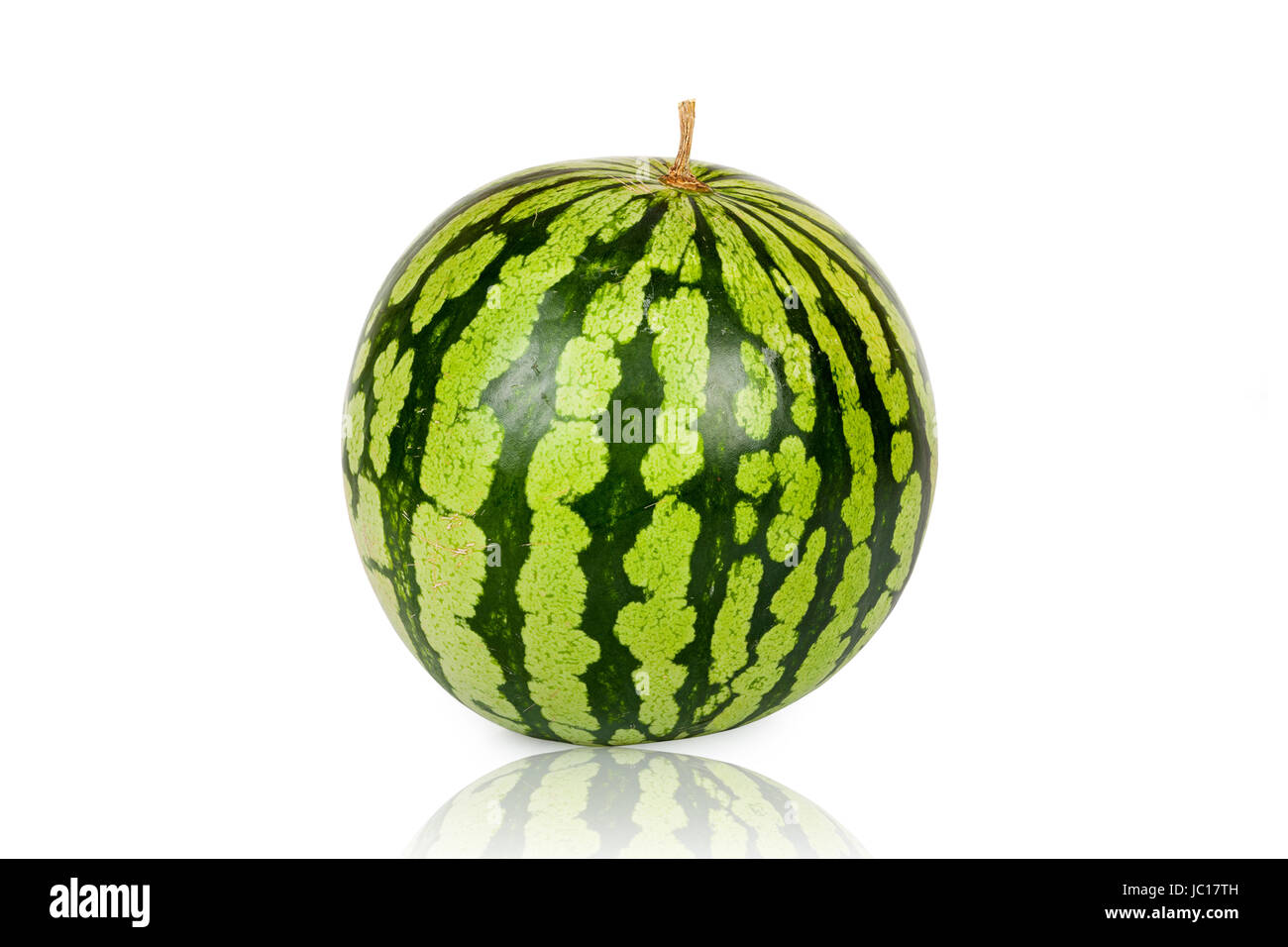 Große reife Wassermelone isoliert und gespiegelt vor weißem Hintergrund Stock Photo
