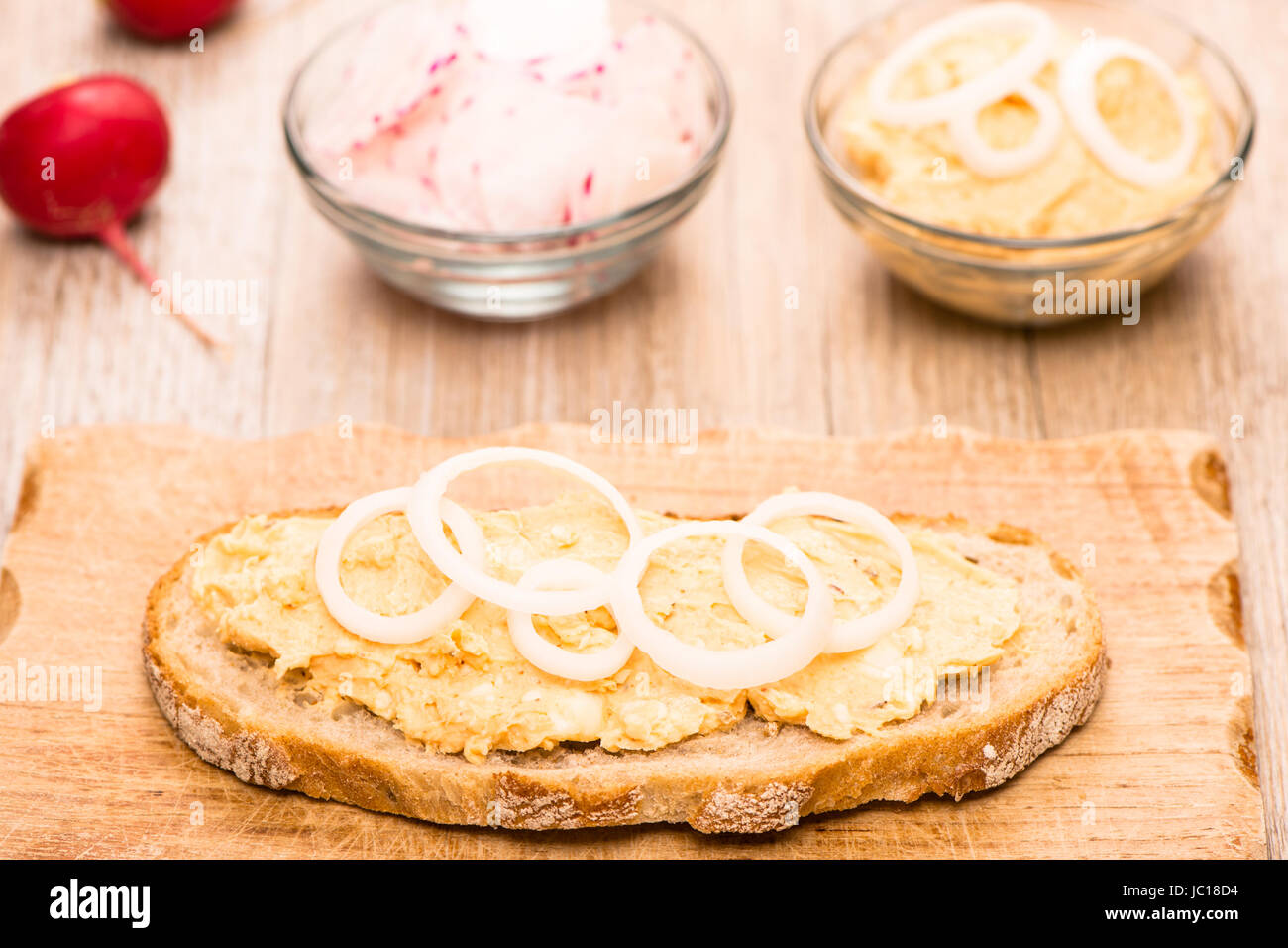 Scheibe Brot mit Obatzda und Zwiebeln Stock Photo - Alamy