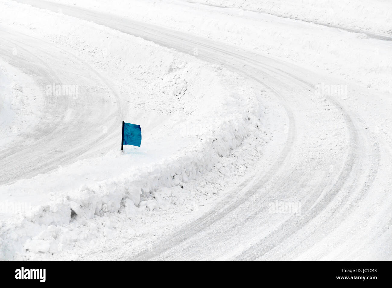 Race Start Ramp Snow Track Winter car racing Stock Photo - Alamy