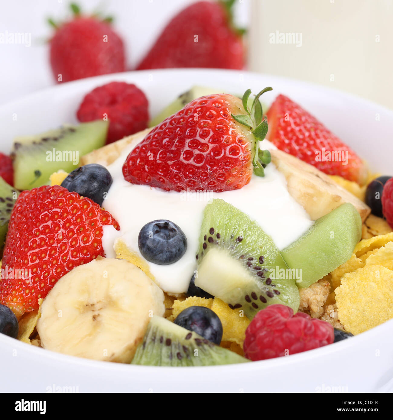 Früchte wie Erdbeeren und Banane mit Joghurt und Milch zum Frühstück ... Früchte wie Erdbeeren und Banane mit Joghurt und Milch zum Frühstück ...