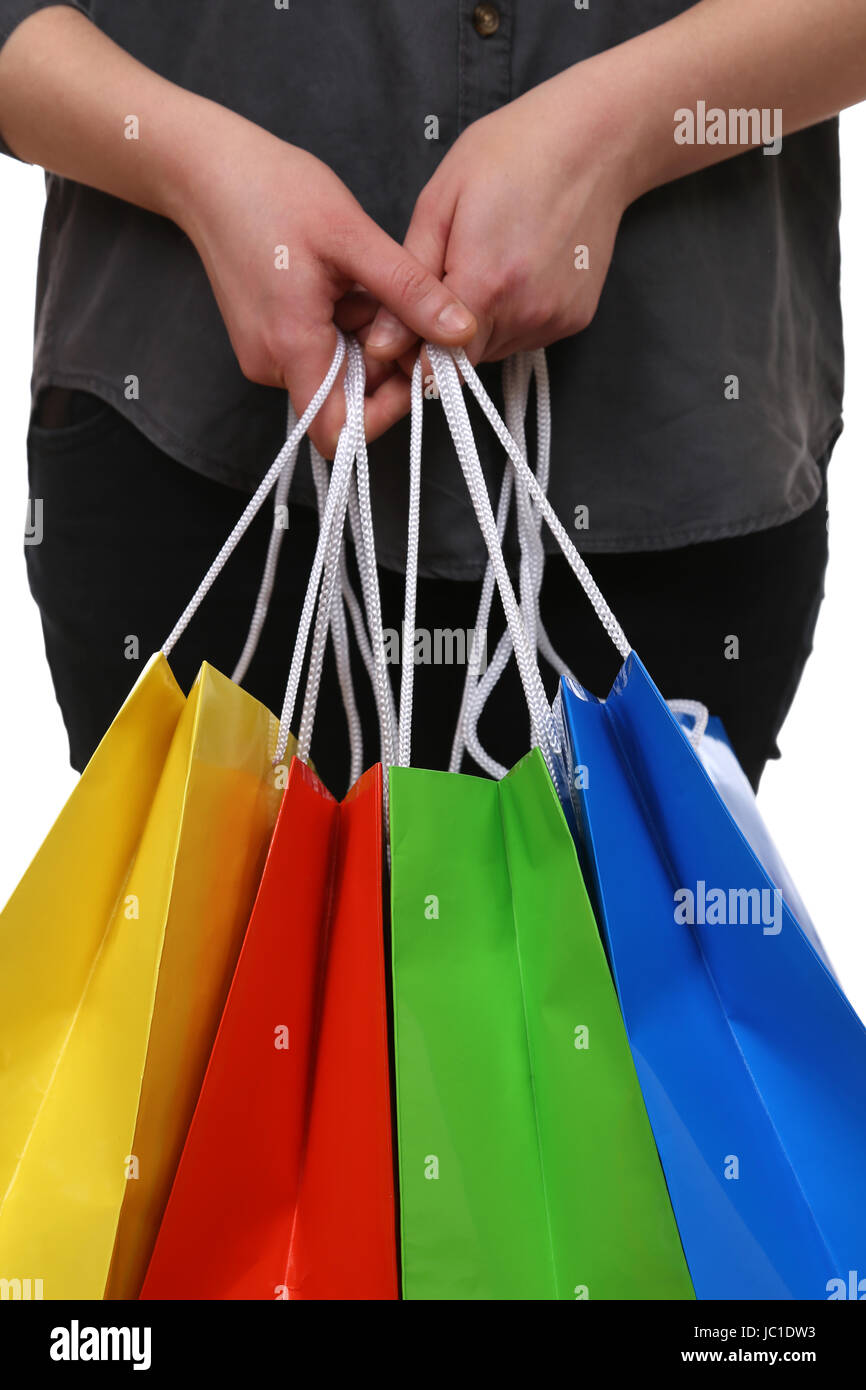 Eine Person hält Einkaufstaschen fürs Shopping in den Händen Stock