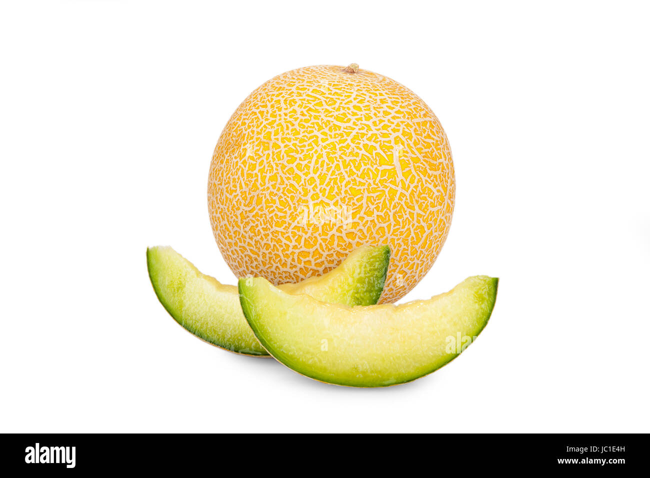 Ganze Galiamelone und Melonenstücke isoliert vor weißem Hintergrund Stock Photo