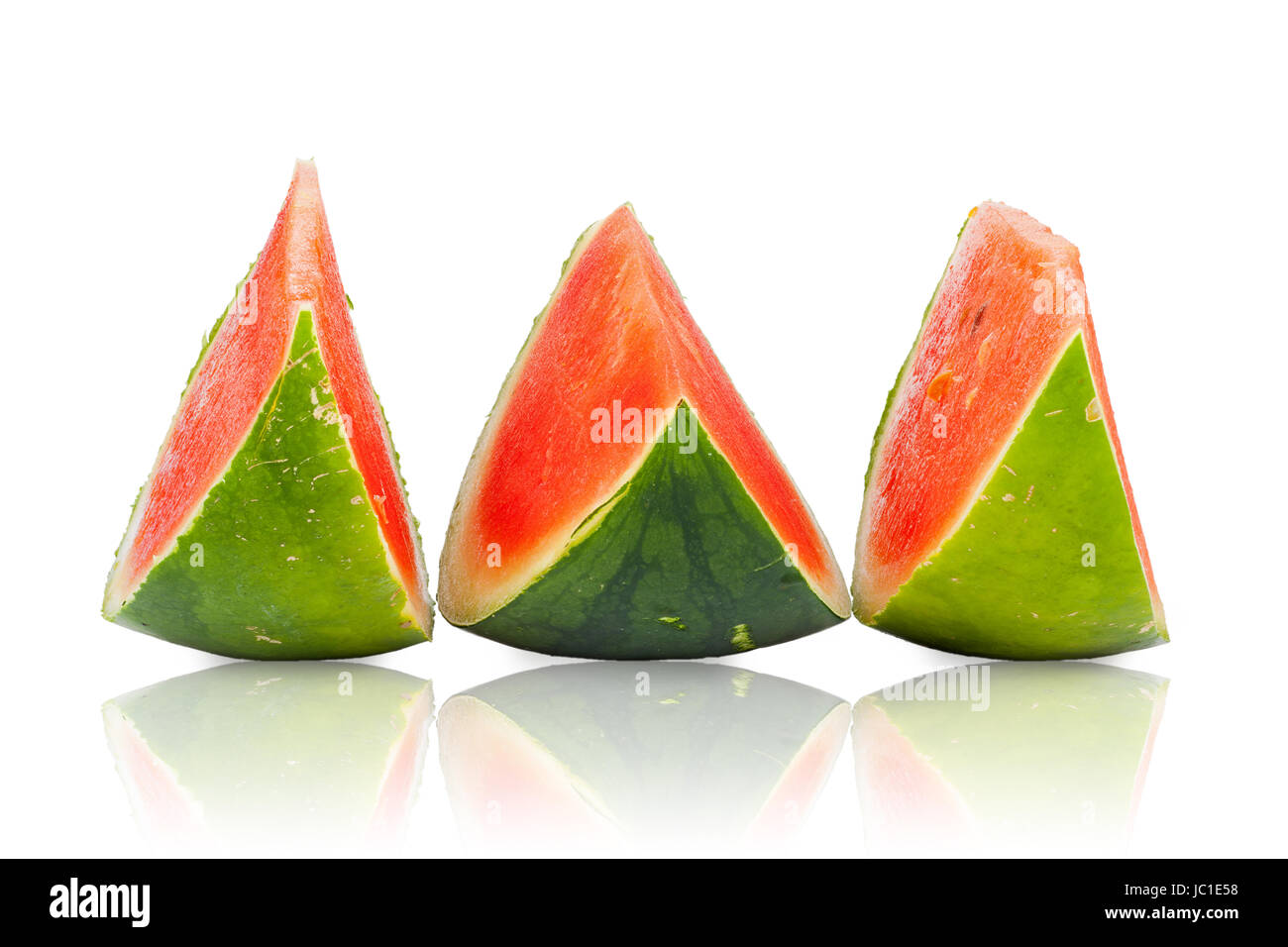 Drei Stücke einer reifen Wassermelone gespiegelt und isoliert vor weißem Hintergrund Stock Photo