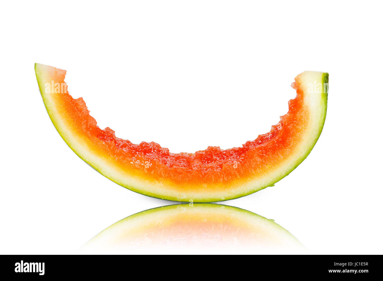 Stück einer reifen Wassermelone aufgegesse, gespiegelt und isoliert vor weißem Hintergrund Stock Photo