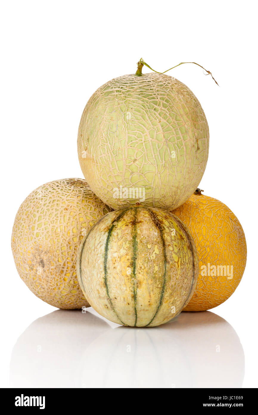 Verschiedene Galiamelonen isoliert und gespiegelt vor weißem Hintergrund Stock Photo