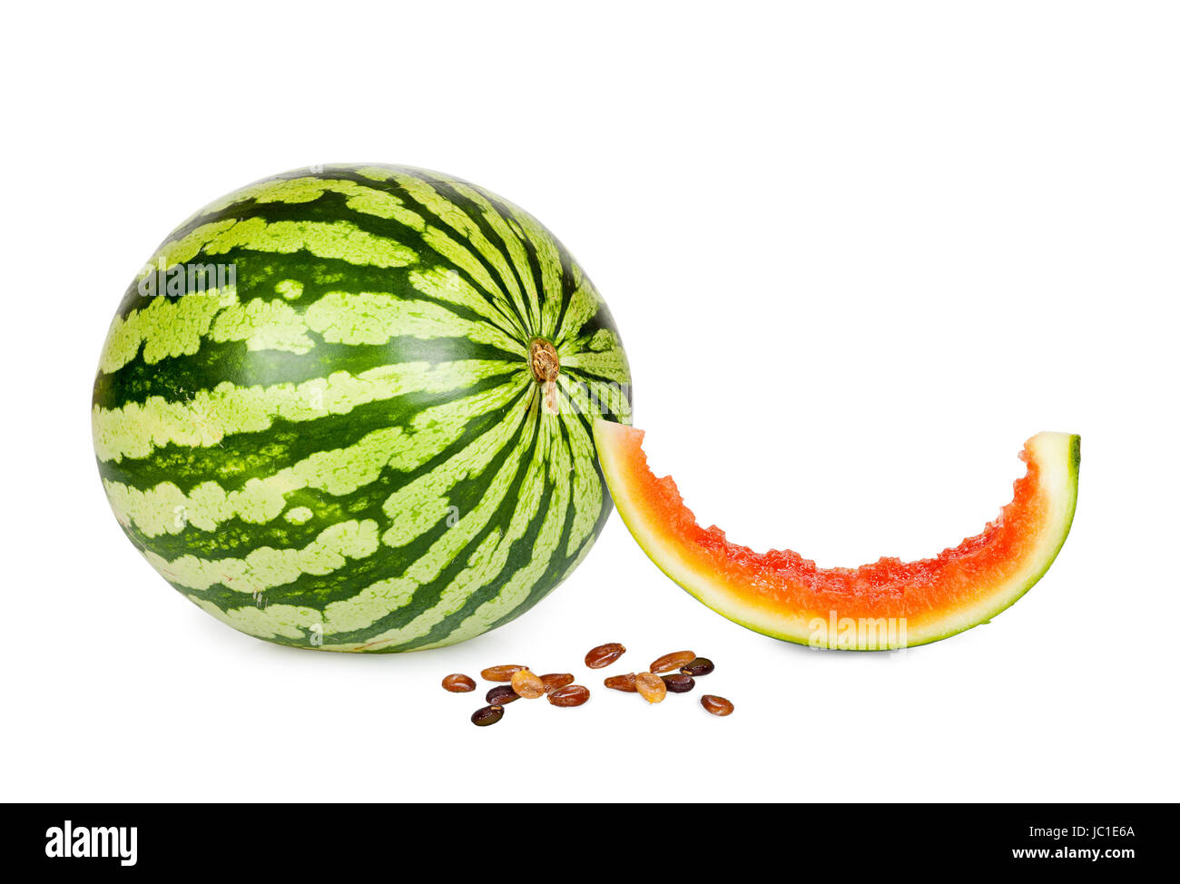 Ganze Wassermelone und abgekautes Stück mit Kernen isoliert vor weißem Hintergrund Stock Photo