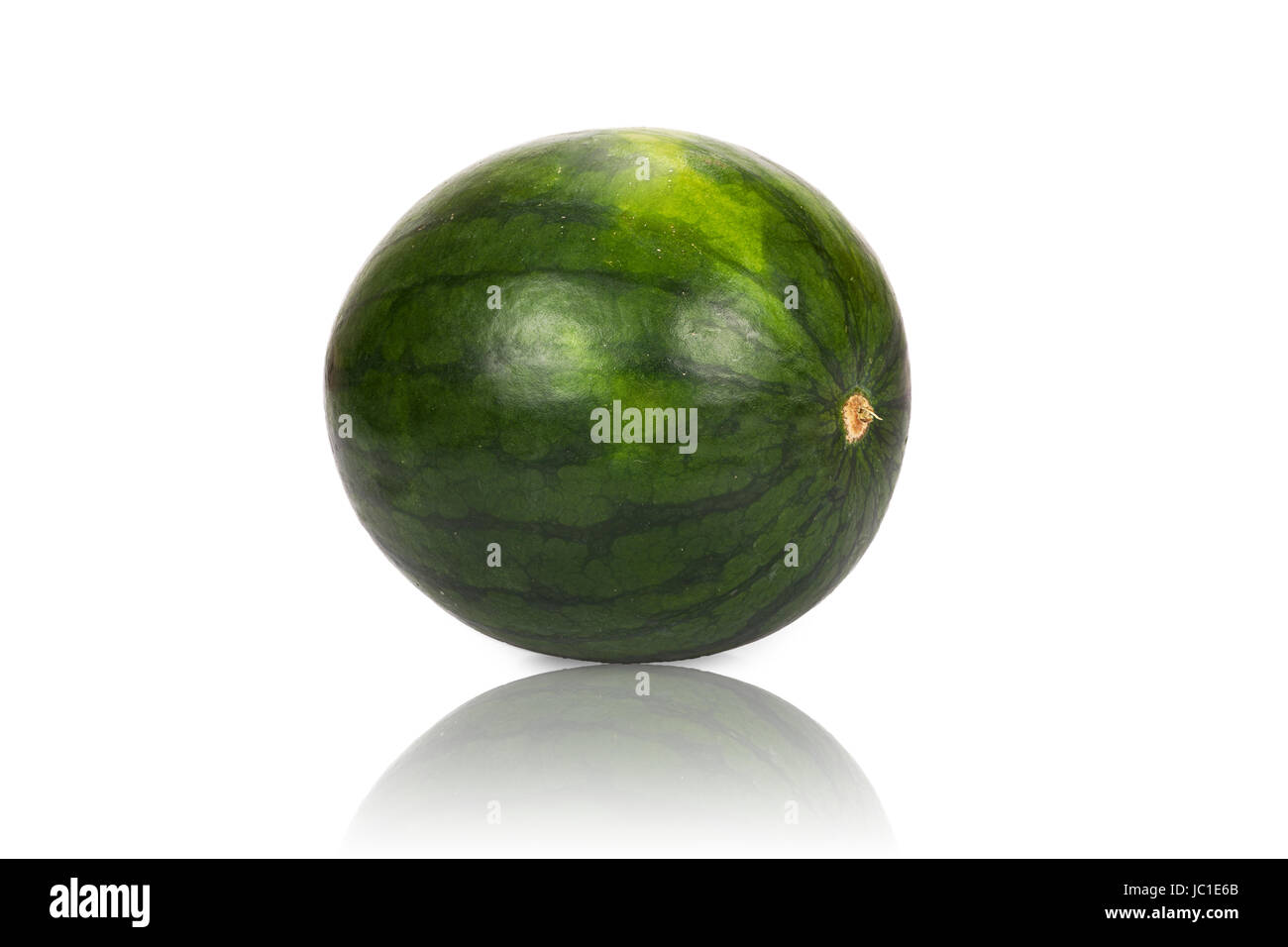 Kleine reife Wassermelone gespiegelt und isoliert vor weißem Hintergrund Stock Photo