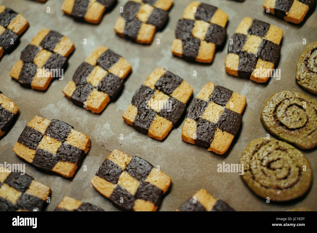 Detail chocolate cookies on rack hi-res stock photography and images ...