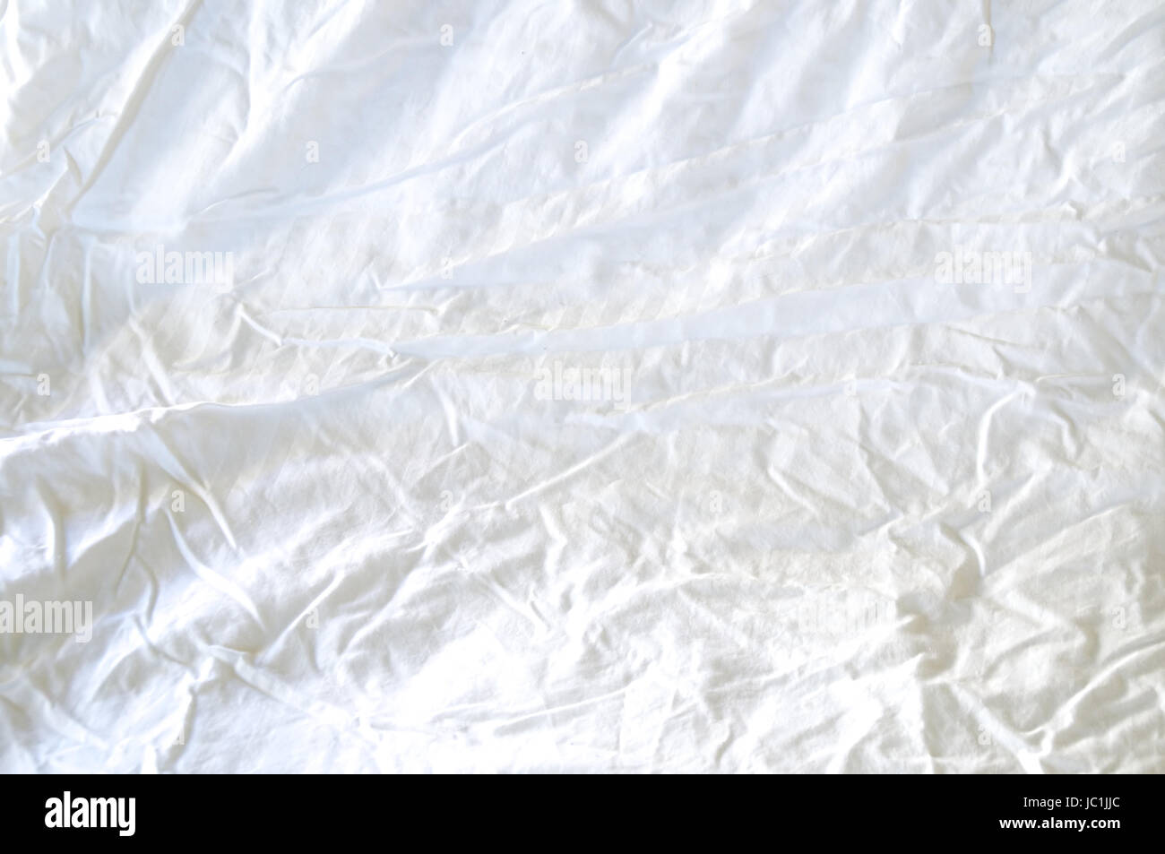 Мятая простынь. Мятая простынь вид сверху. На мятых простынях текст до скорых. До новых встреч на мятых простынях цвета мак. На мятых простынях текст до скорых.