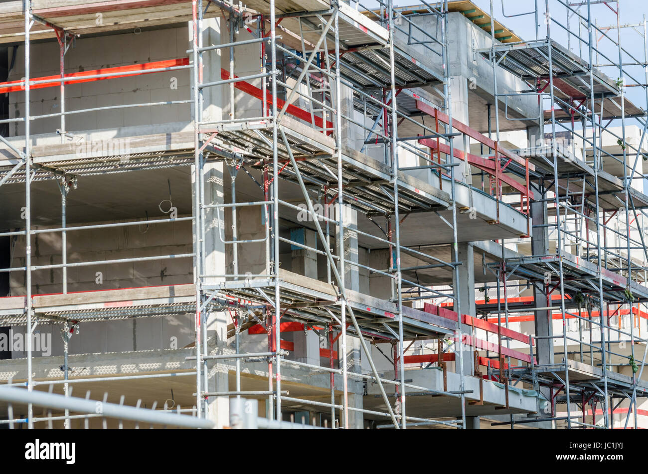 Sicherungsmaßnahmen, eingerüsteter Neubau für Eigentumswohnungen. Stock Photo