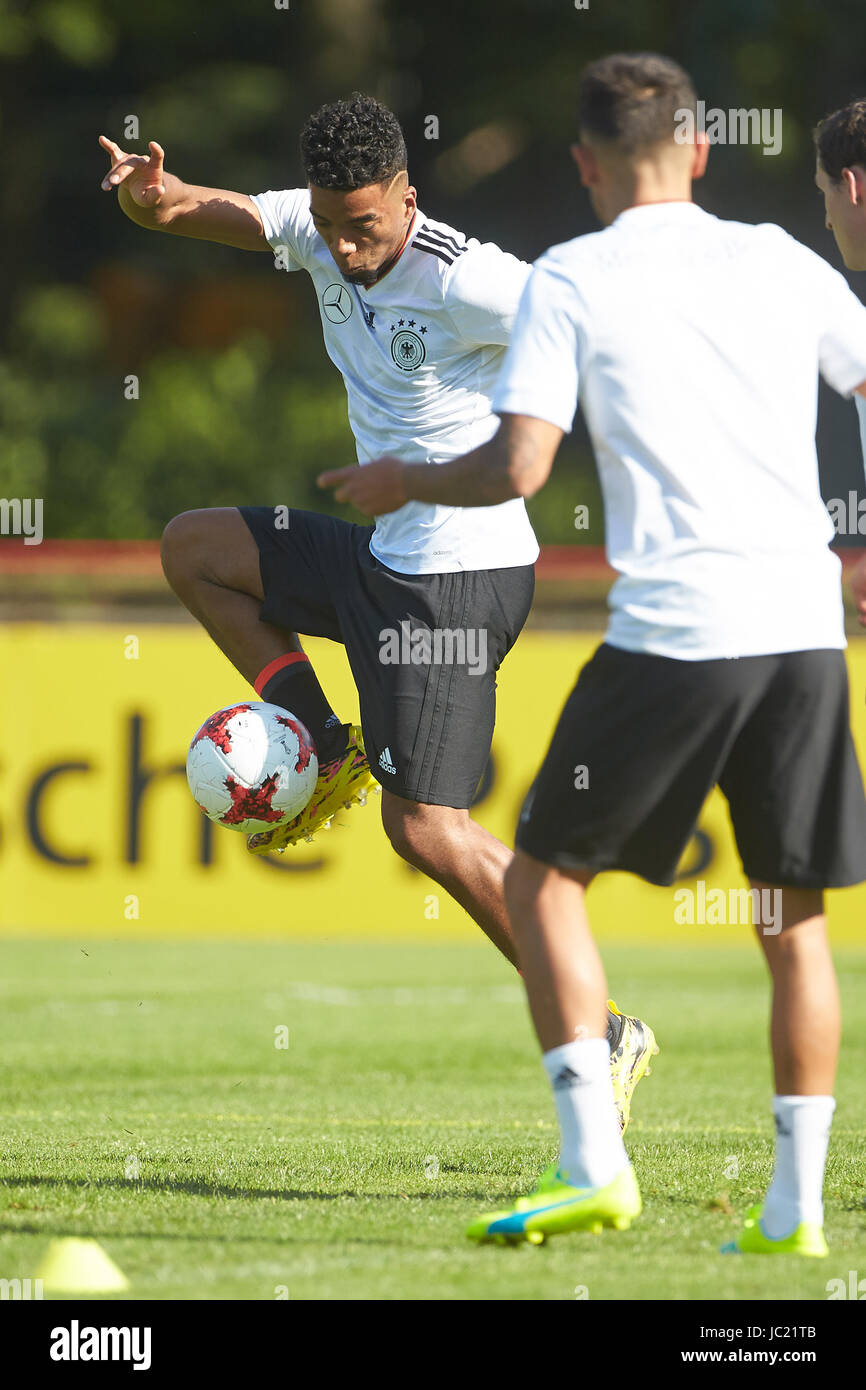 The German soccer national team with Benjamin Henrichs (L) trains in