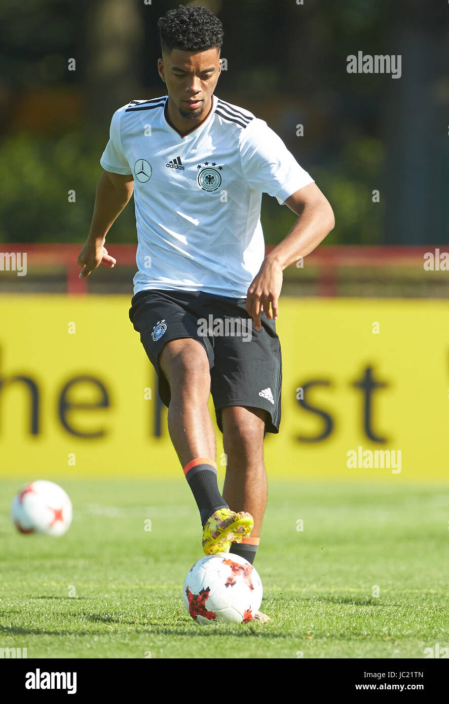 The German soccer national team with Benjamin Henrichs trains in