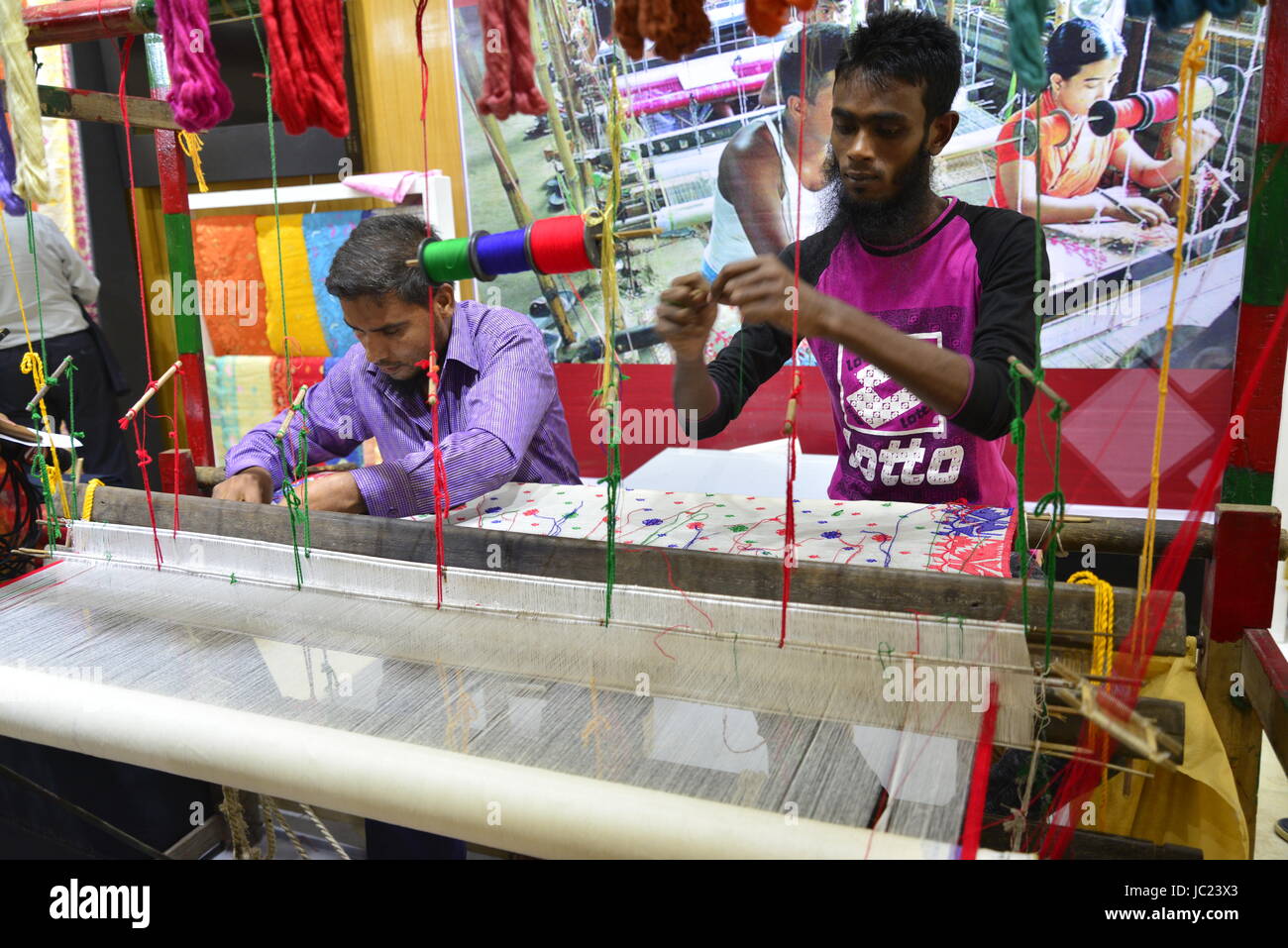 Dhaka, Bangladesh. 13th Jun, 2017. Handloom weaver weaves Jamdani sari ...