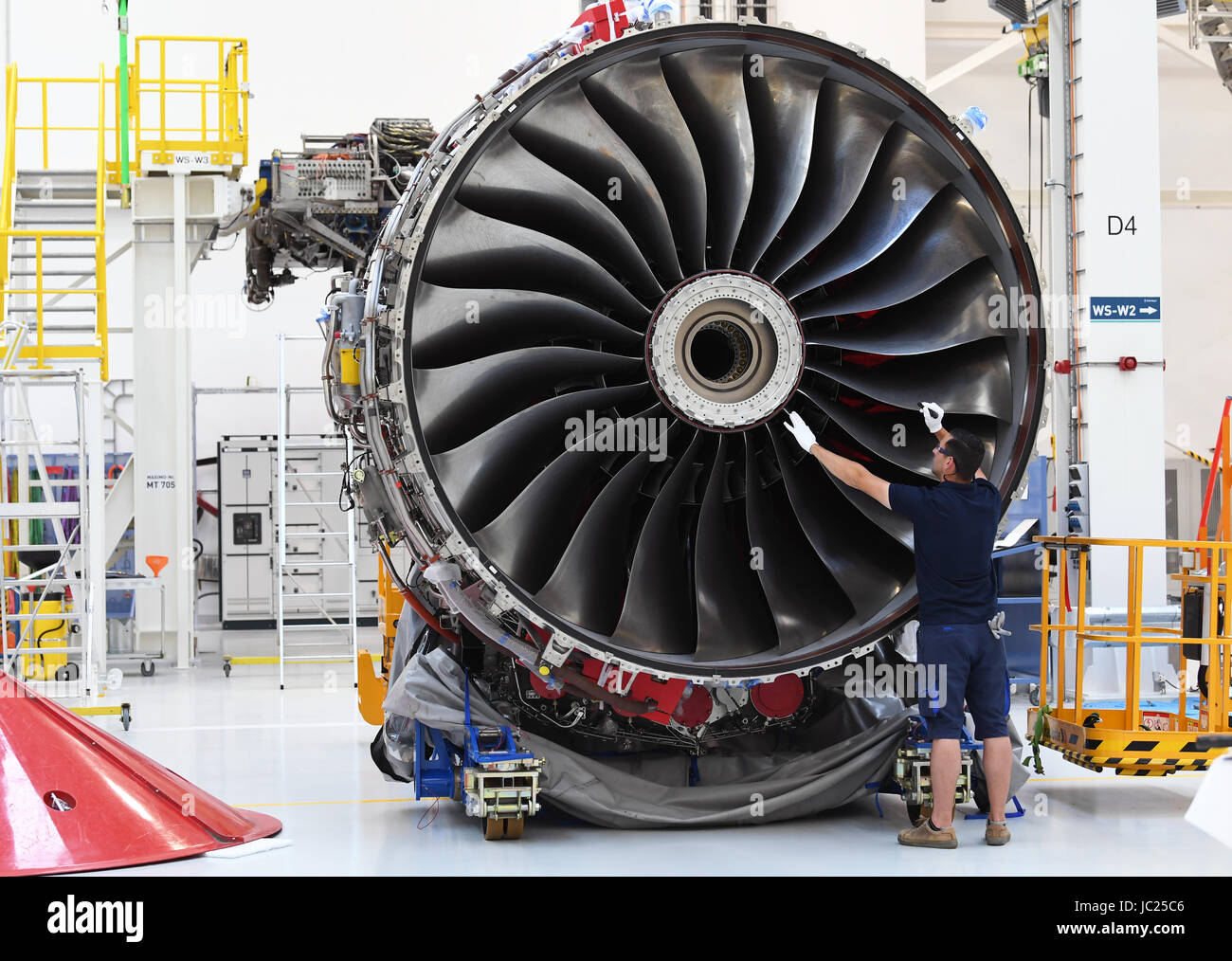 Rolls royce engine assembly line hi-res stock photography and images ...