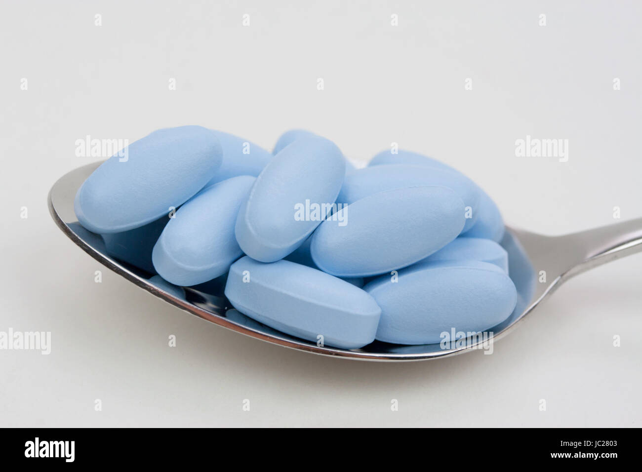 Loeffel mit blauen Tabletten Stock Photo - Alamy