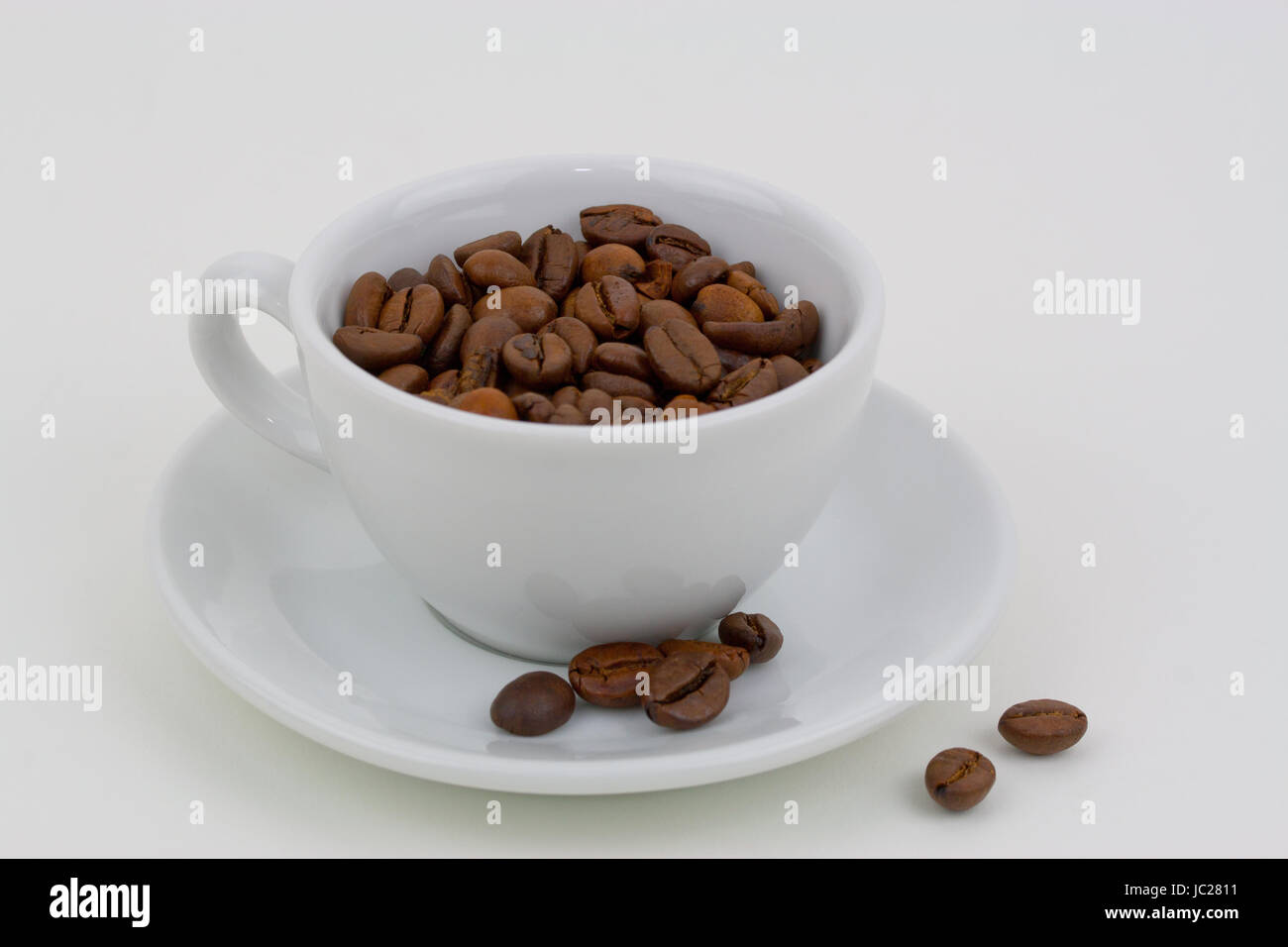 Kaffeetasse mit Kaffeebohnen Stock Photo
