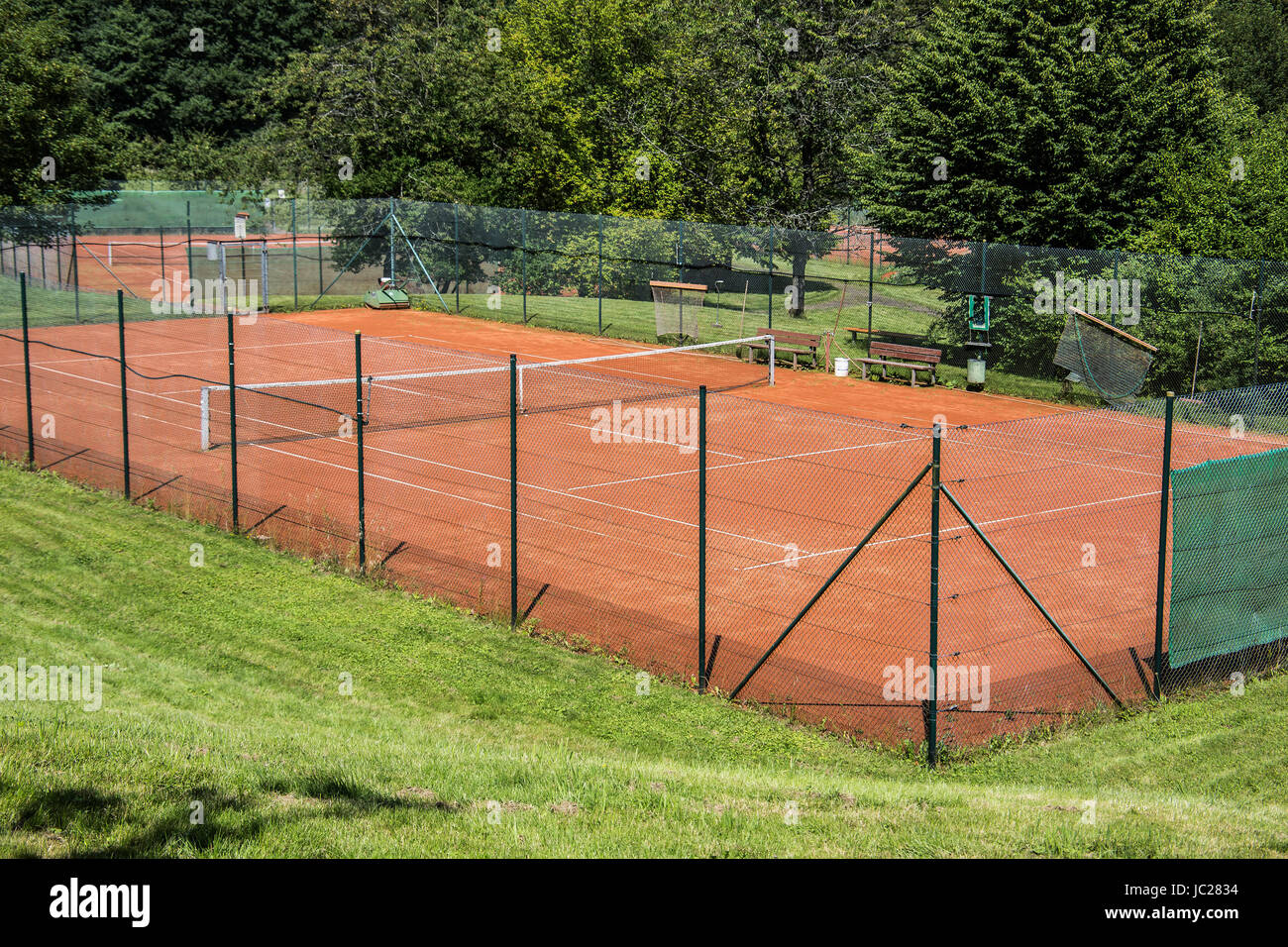 Tennisplatz auf rotem Sand Stock Photo - Alamy