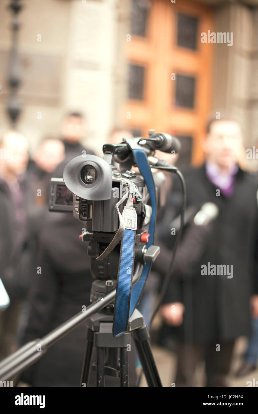 journalist video camera Stock Photo Alamy