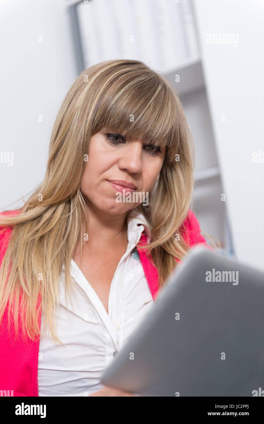 Frau im büro hi-res stock photography and images - Alamy